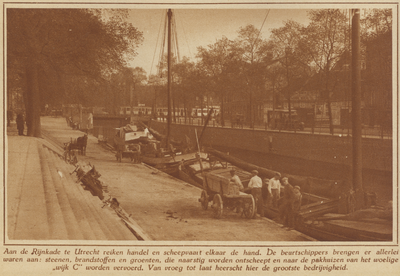 873254 Afbeelding van het lossen van beurtschepen aan de Catharijnekade te Utrecht, met goederen bestemd voor de ...
